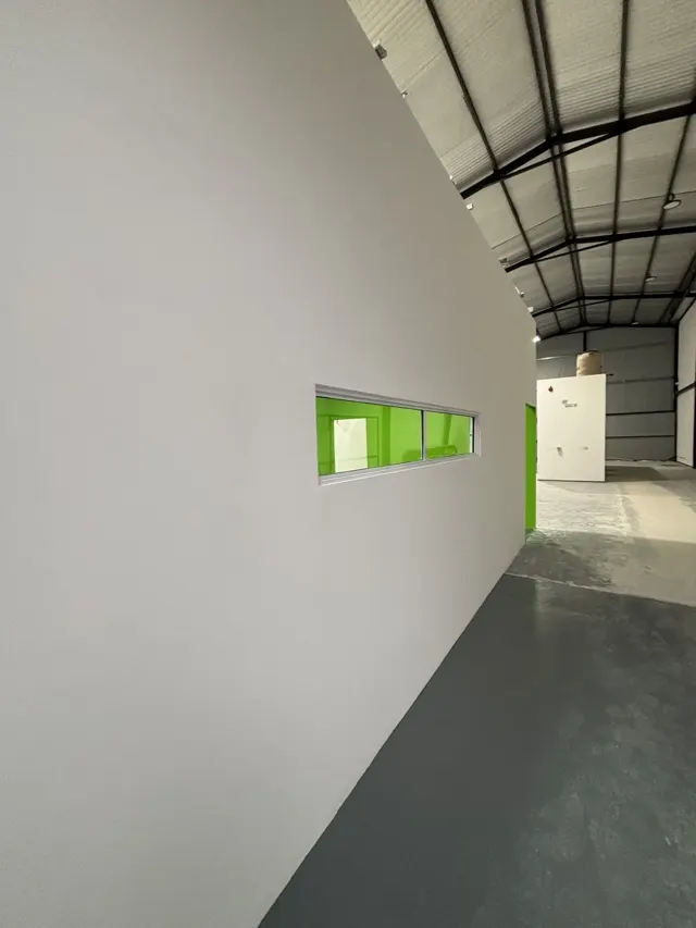 Tabique de placa terminado con una ventana interior